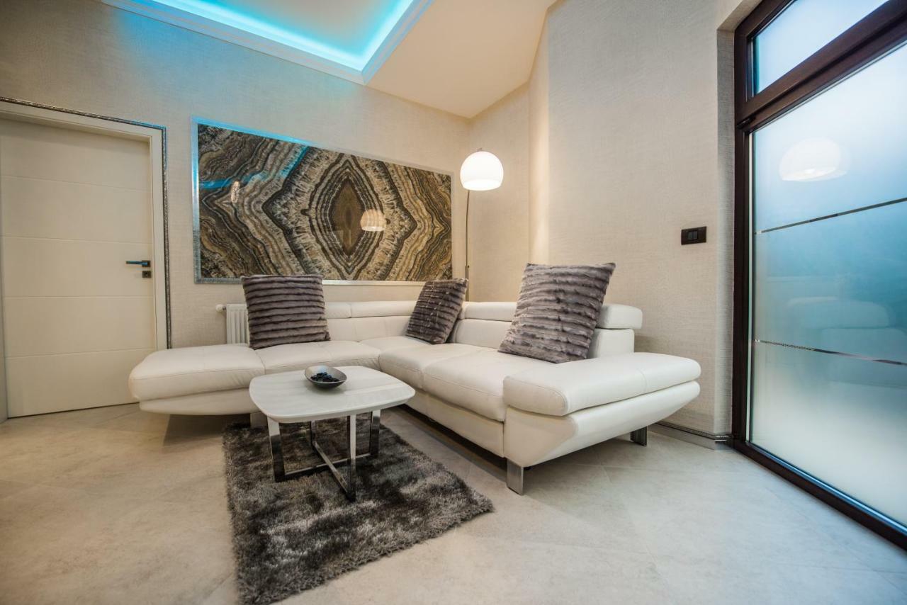 H & V Residence - Diamond Bungalow Apartment Arad Exterior photo